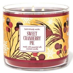 4 NEW CANDLES BATH AND BODY WORKS (PRICE FOR ALL 4